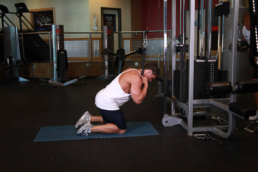Cable Crunch — starting position