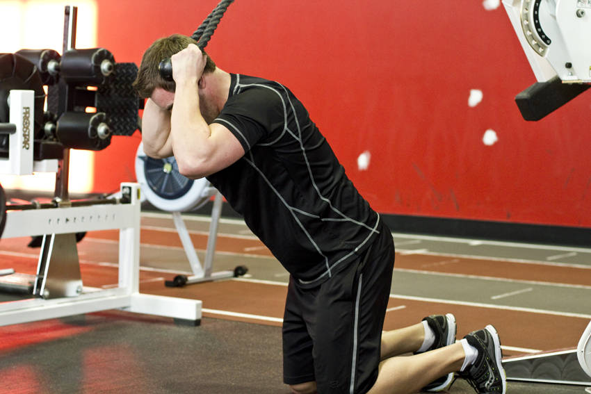 Kneeling Cable Crunch With Alternating Oblique Twists — starting position