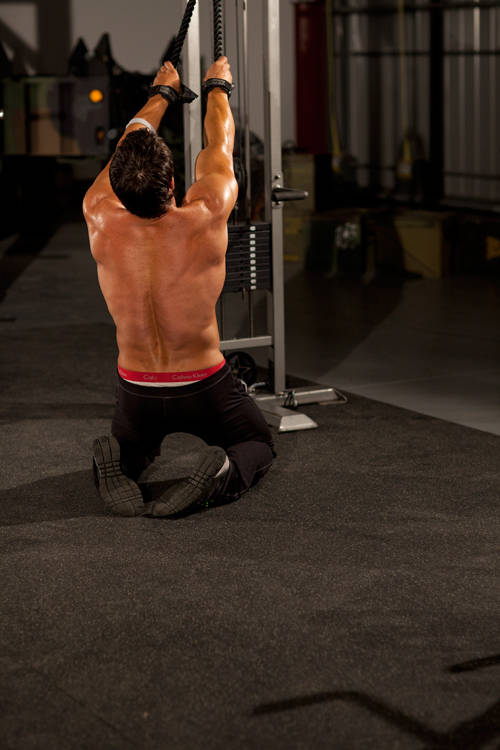 Kneeling High Pulley Row — starting position