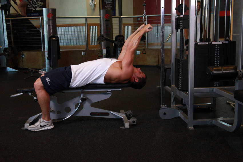 Lying Close-Grip Bar Curl On High Pulley — starting position