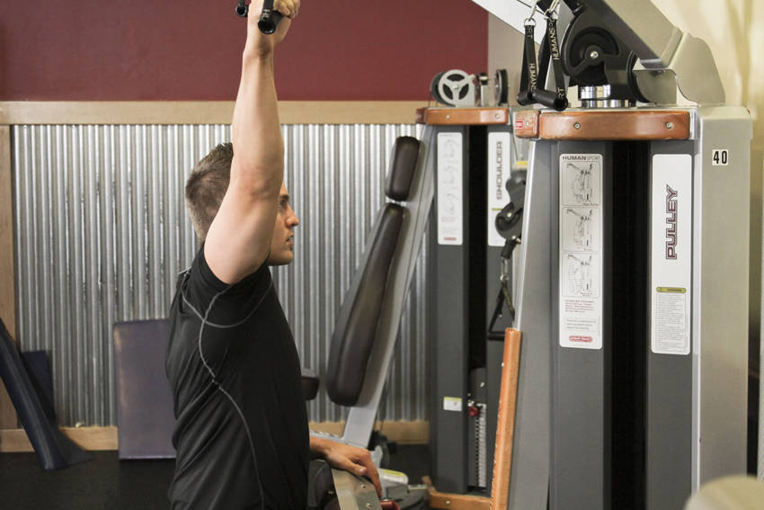 One Arm Lat Pulldown — starting position