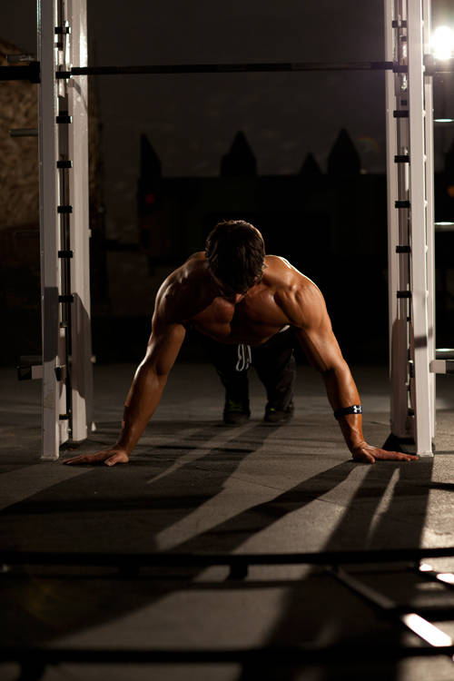 Отжимания широким хватом